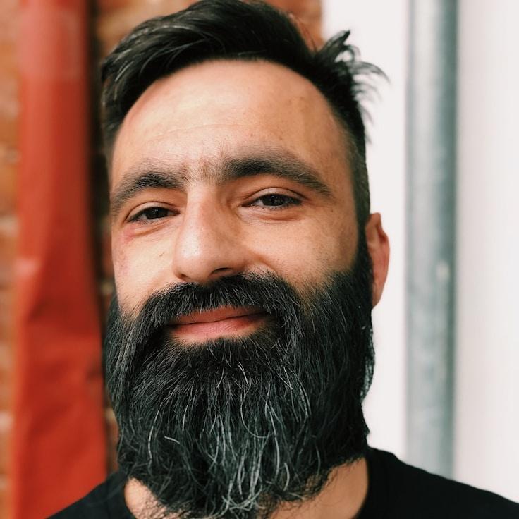 Portrait of Ananya meditation instructor